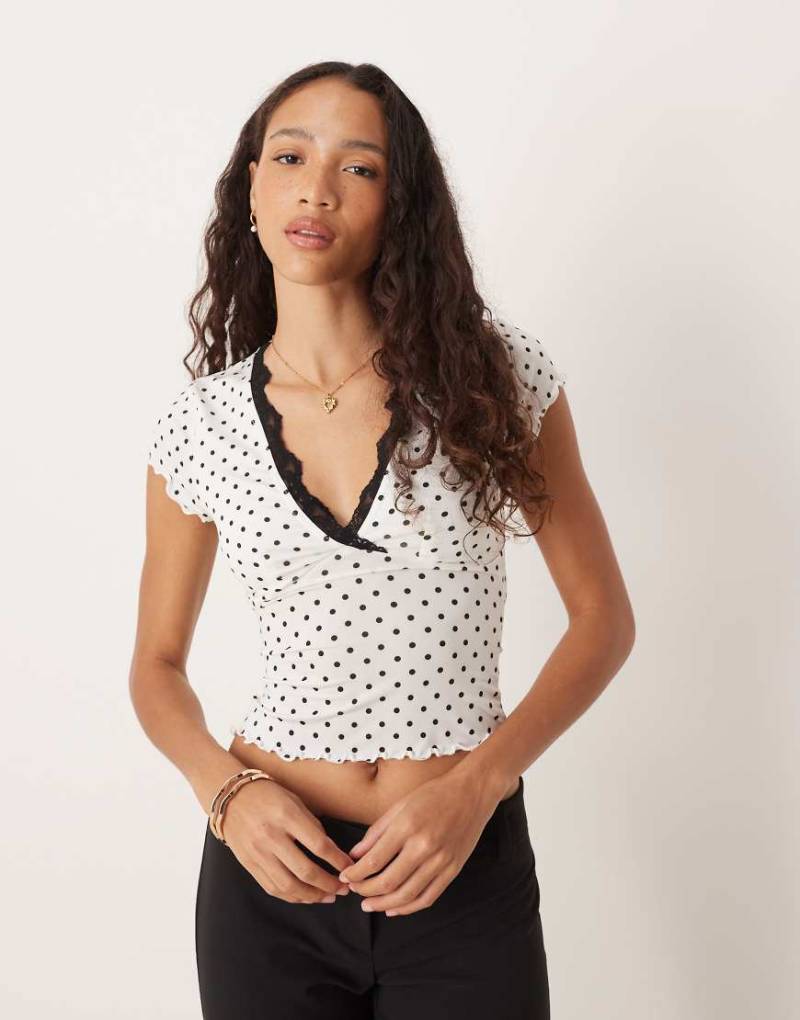 ASOS DESIGN - Geschmeidiges Oberteil in Weiß mit Spitzenborte und Polka Dots-Bunt von ASOS DESIGN