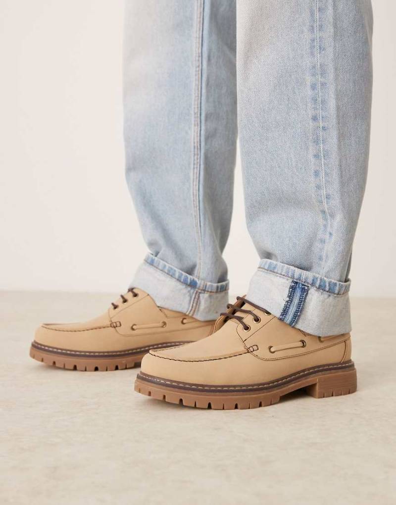 ASOS DESIGN - Geschnürte Bootsschuhe in Steinbeige-Neutral von ASOS DESIGN