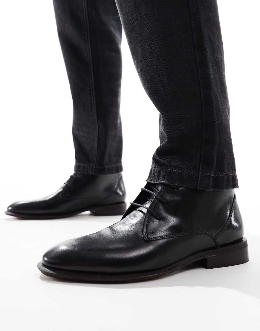ASOS DESIGN - Geschnürte Chukka-Stiefel aus Leder in Schwarz-Braun ASOS DESIGN - Geschnürte Chukka-Stiefel aus Leder in Schwarz-Braun von ASOS DESIGN