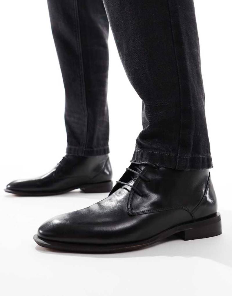 ASOS DESIGN - Geschnürte Chukka-Stiefel aus Leder in Schwarz-Braun von ASOS DESIGN