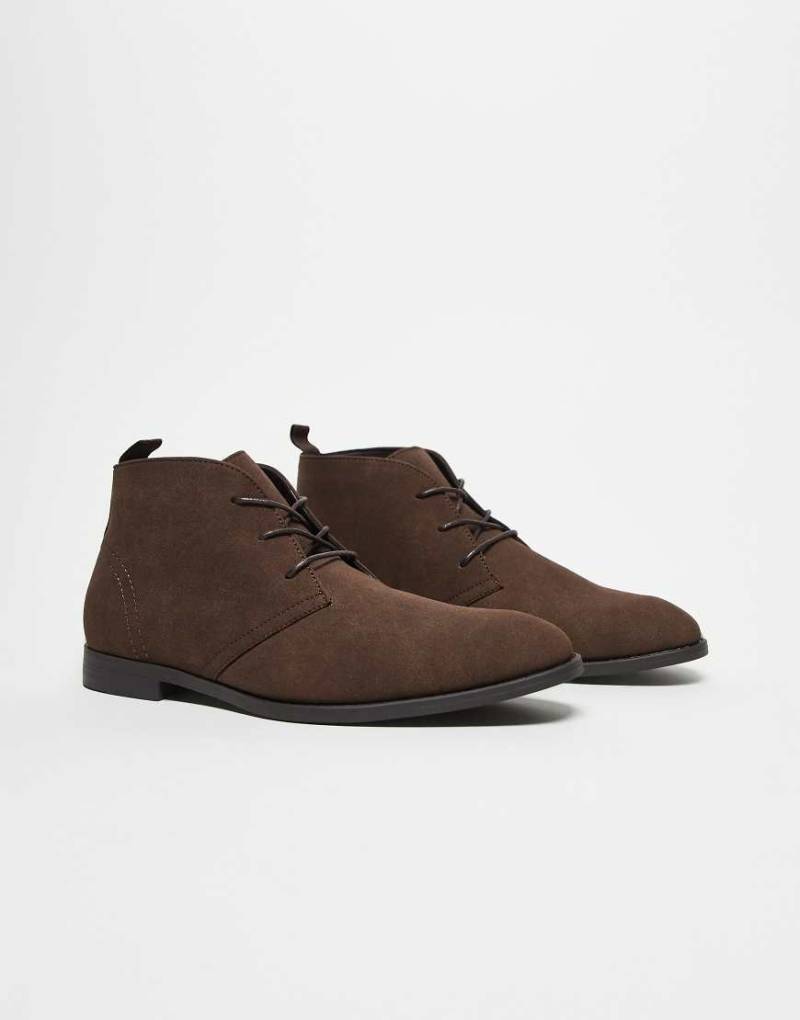ASOS DESIGN - Geschnürte Chukka-Stiefel in Braun-Brown von ASOS DESIGN