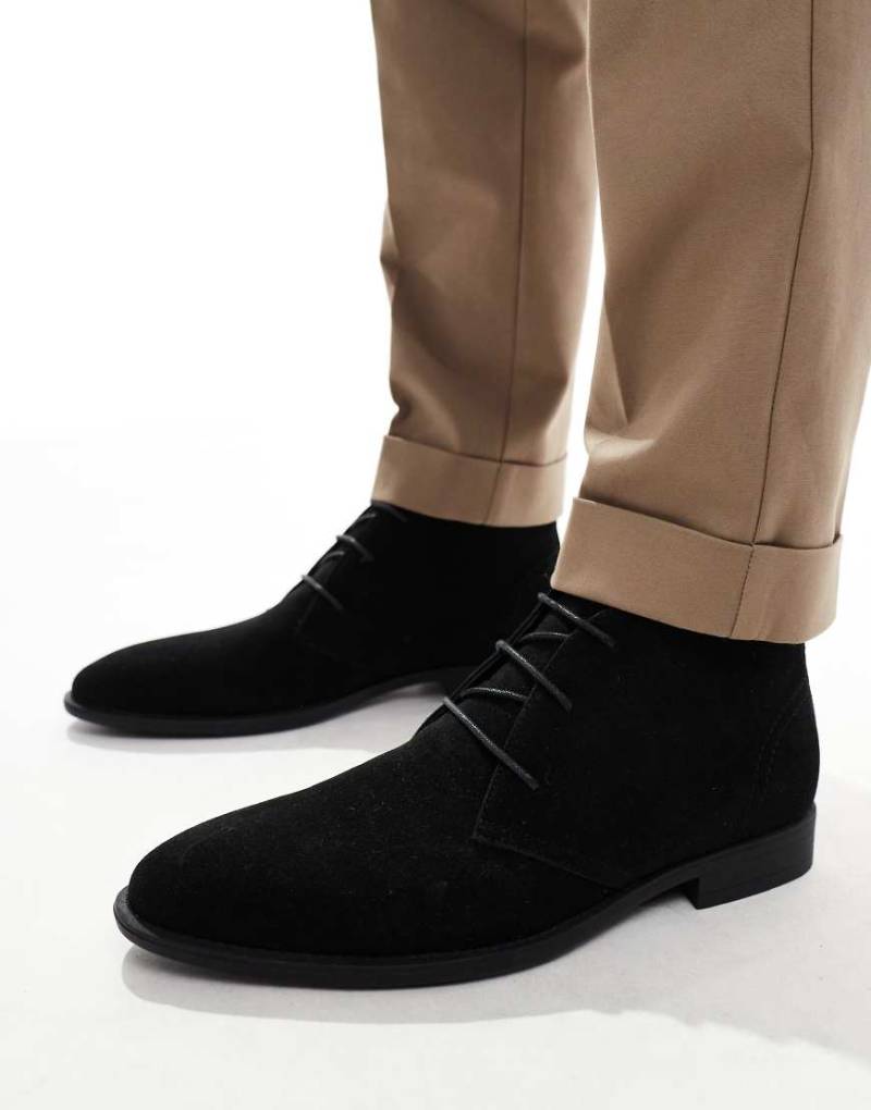 ASOS DESIGN - Geschnürte Chukka-Stiefel in Schwarz von ASOS DESIGN