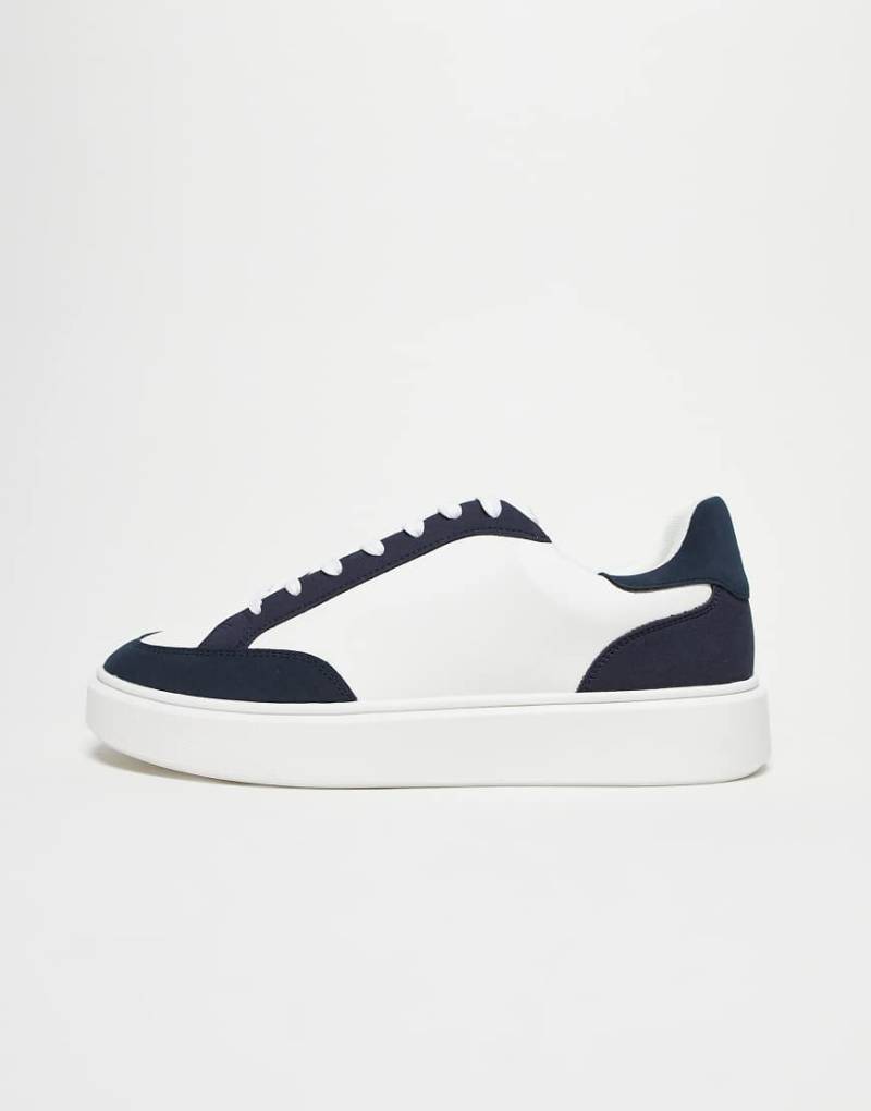 ASOS DESIGN - Geschnürte Sneaker in Weiß mit Einsätzen in Marineblau von ASOS DESIGN