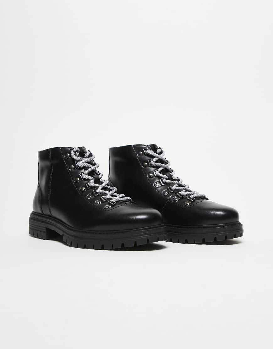 ASOS DESIGN - Geschnürte Wanderstiefel in Schwarz mit Profilsohle von ASOS DESIGN