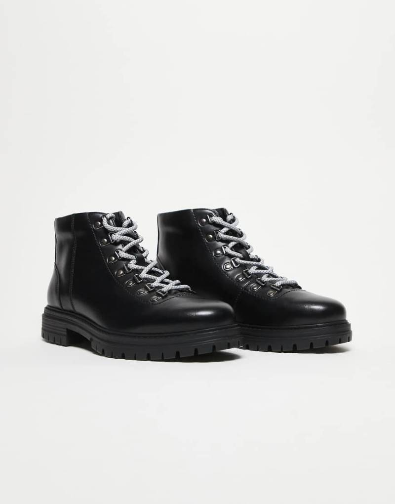 ASOS DESIGN - Geschnürte Wanderstiefel in Schwarz mit Profilsohle von ASOS DESIGN