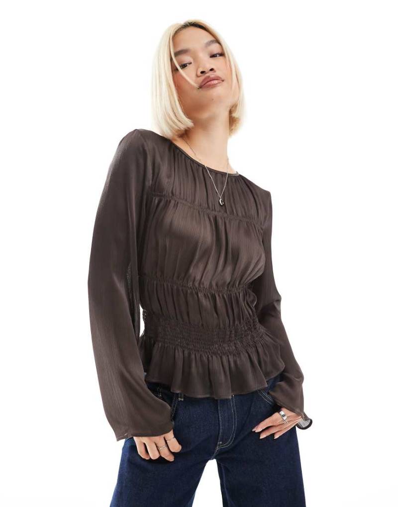 ASOS DESIGN - Gesmokte, halbtransparente Bluse in Schokobraun von ASOS DESIGN