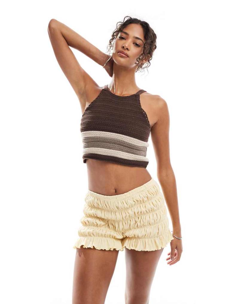 ASOS DESIGN - Gesmokte, strukturierte Micro-Shorts in Buttermilchgelb von ASOS DESIGN