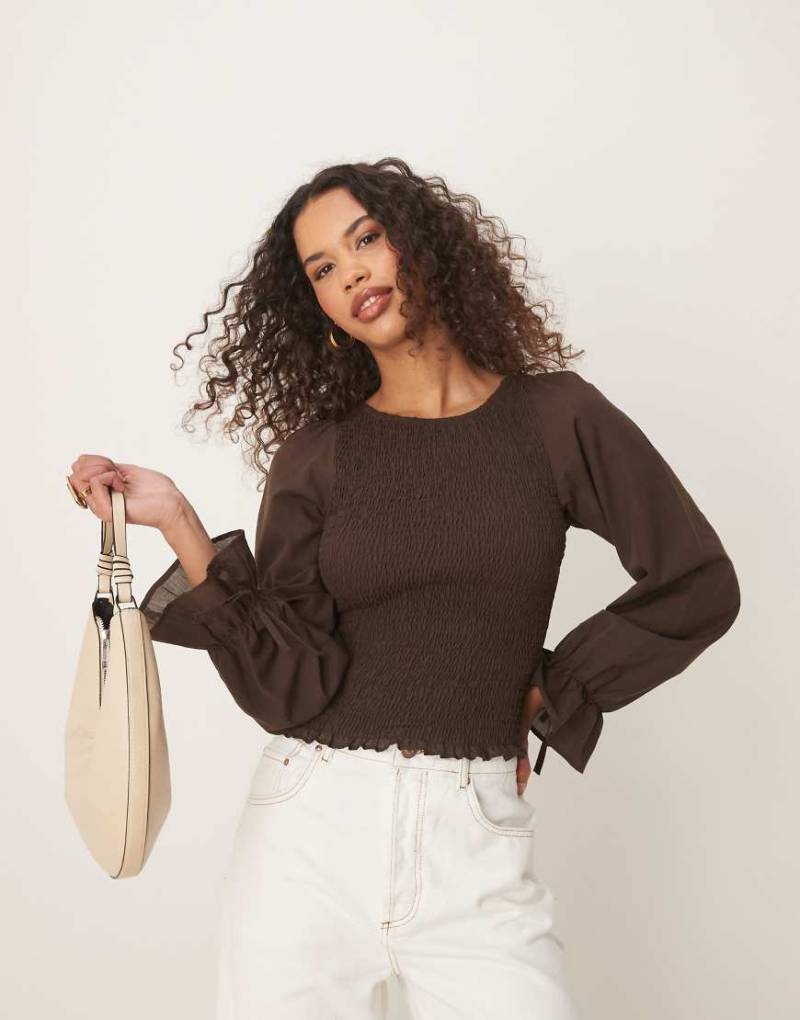 ASOS DESIGN - Gesmokte Baumwoll-Bluse mit Schokobraun von ASOS DESIGN