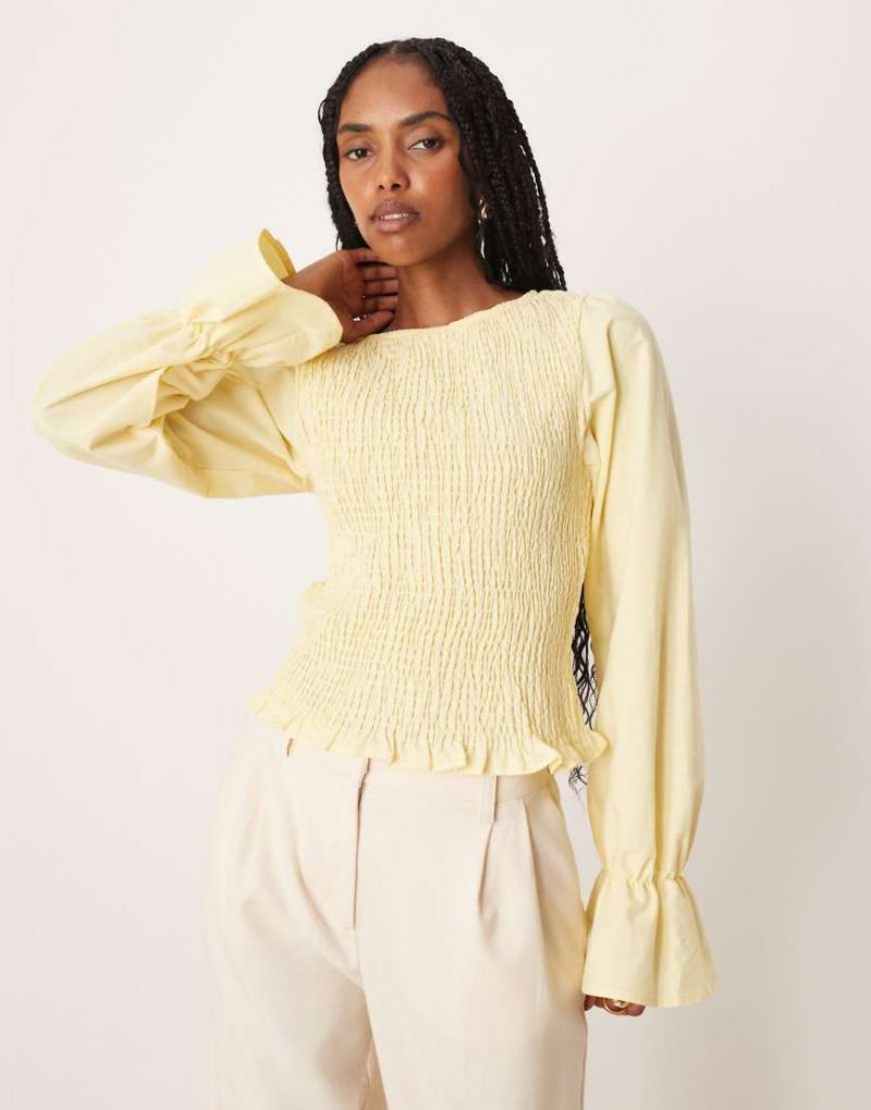 ASOS DESIGN - Gesmokte Bluse in Buttermilchgelb aus Leinenmix von ASOS DESIGN