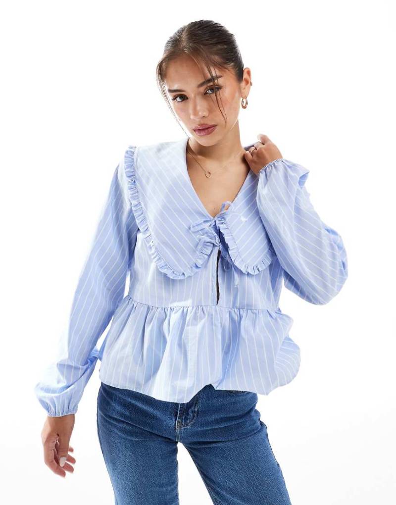 ASOS DESIGN - Gesmokte Bluse in gestreiftem Blau mit überdimensionalem Rüschenkragen-Bunt von ASOS DESIGN