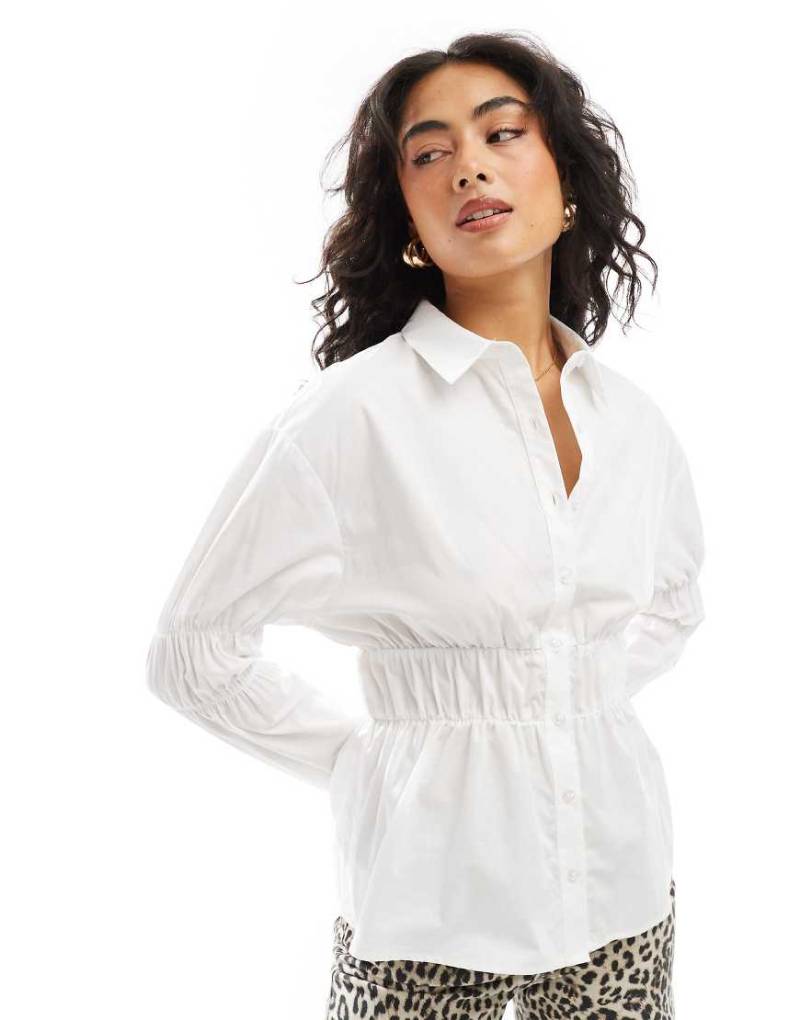 ASOS DESIGN - Gesmokte Hemdbluse aus Popeline in Weiß von ASOS DESIGN