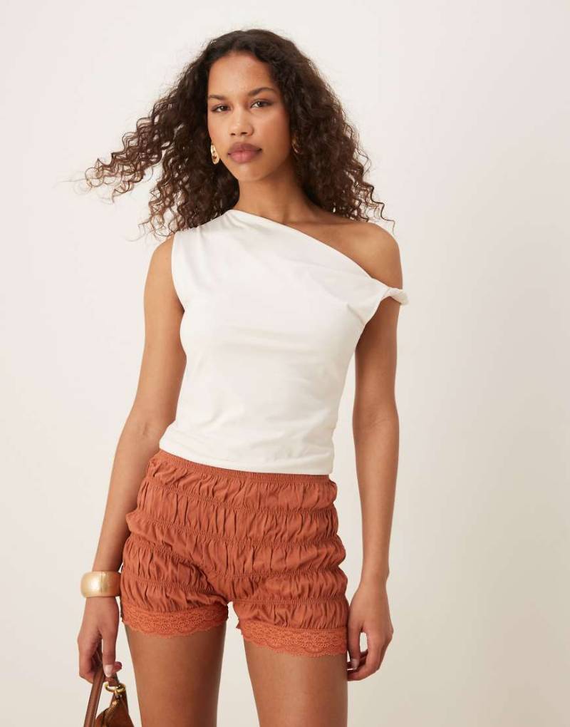 ASOS DESIGN - Gesmokte Hotpants in Rostrot mit doppellagiger Spitzenborte-Orange von ASOS DESIGN