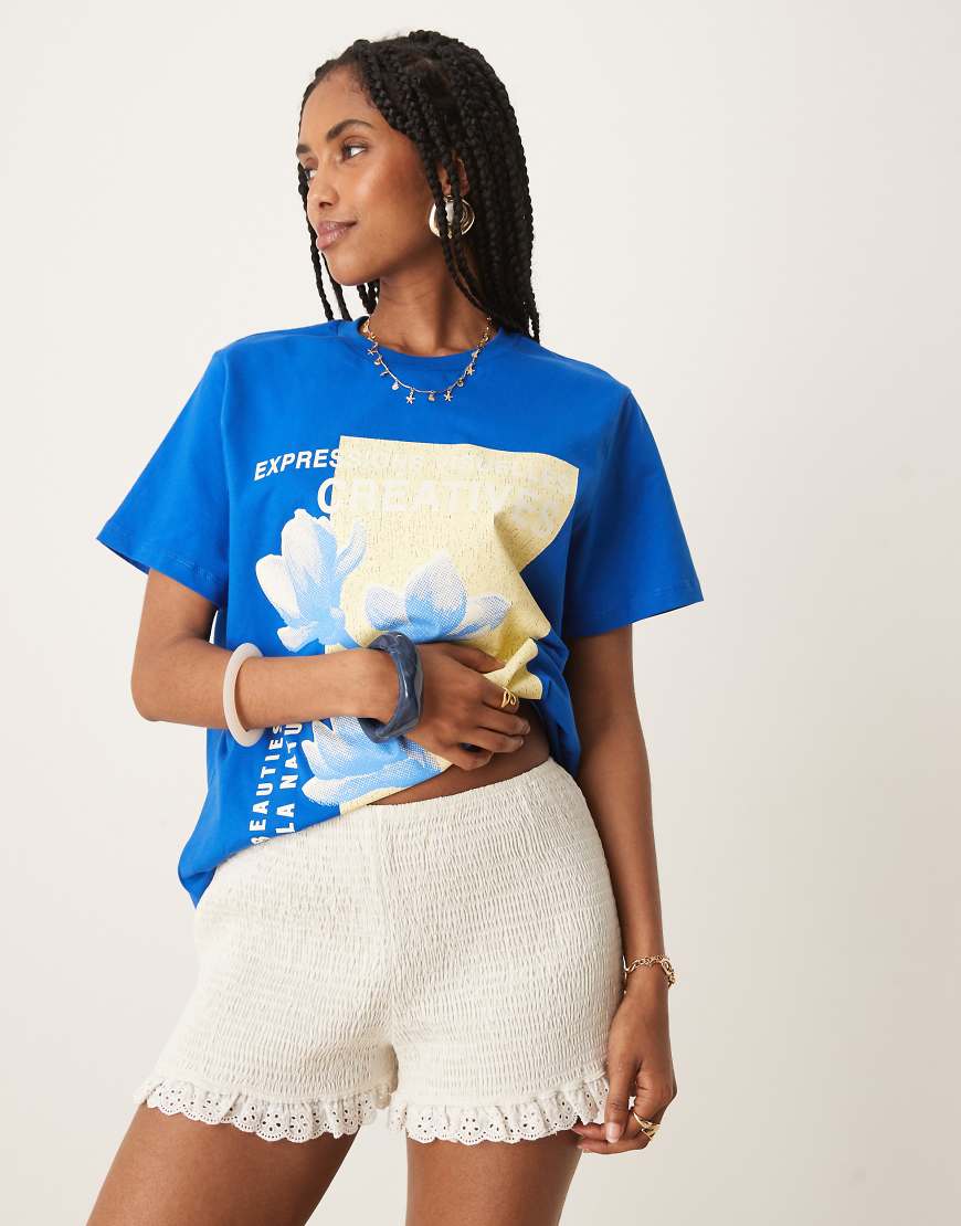 ASOS DESIGN - Gesmokte Mikro-Shorts in Elfenbeinweiß mit Spitzenborte ASOS DESIGN - Gesmokte Mikro-Shorts in Elfenbeinweiß mit Spitzenborte von ASOS DESIGN