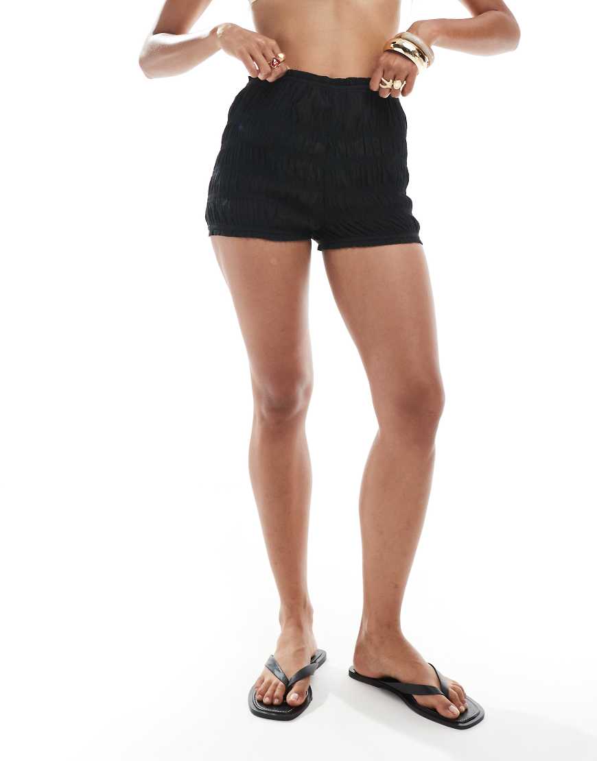 ASOS DESIGN - Gesmokte Shorts in Schwarz mit Knitterstruktur von ASOS DESIGN