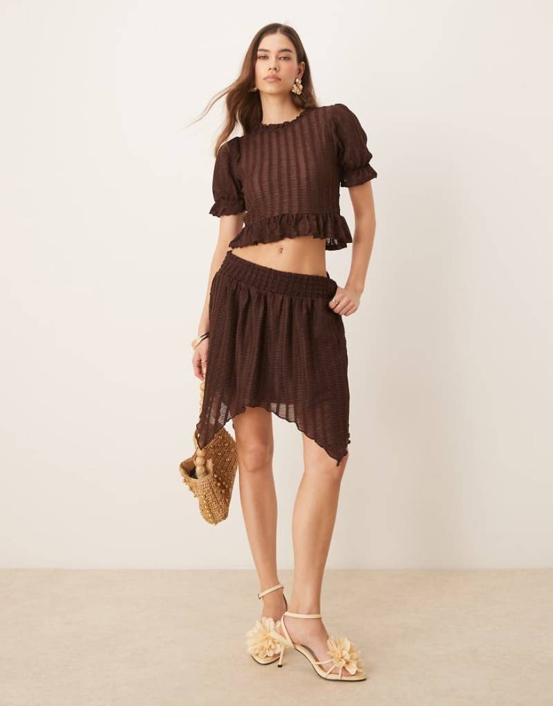 ASOS DESIGN - Minirock in Braun mit Strukturmuster, Rüschen und Zipfelsaum, Kombiteil von ASOS DESIGN