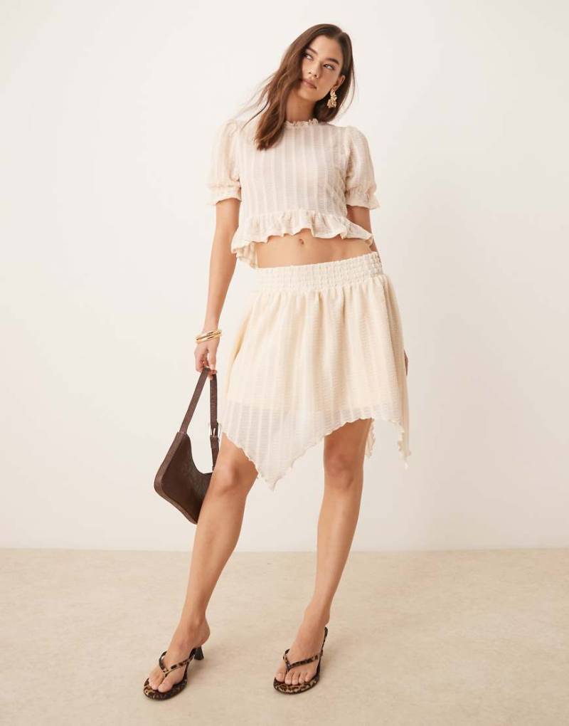 ASOS DESIGN - Cremeweißer Minirock im Strukturdesign mit Rüschen und Zipfelsaum, Kombiteil von ASOS DESIGN