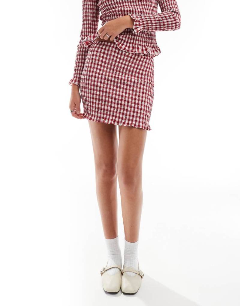 ASOS DESIGN - Gesmokter Minirock mit rotem Vichy-Karomuster, Kombiteil von ASOS DESIGN