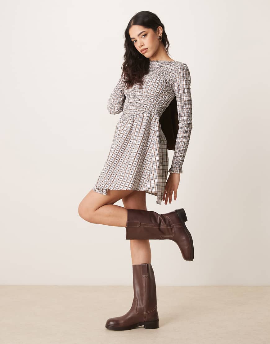 ASOS DESIGN - Gesmoktes, kariertes Minikleid in Braun mit Korsett-Detail-Bunt von ASOS DESIGN