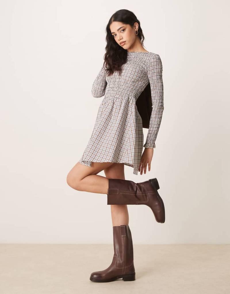 ASOS DESIGN - Gesmoktes, kariertes Minikleid in Braun mit Korsett-Detail-Bunt von ASOS DESIGN