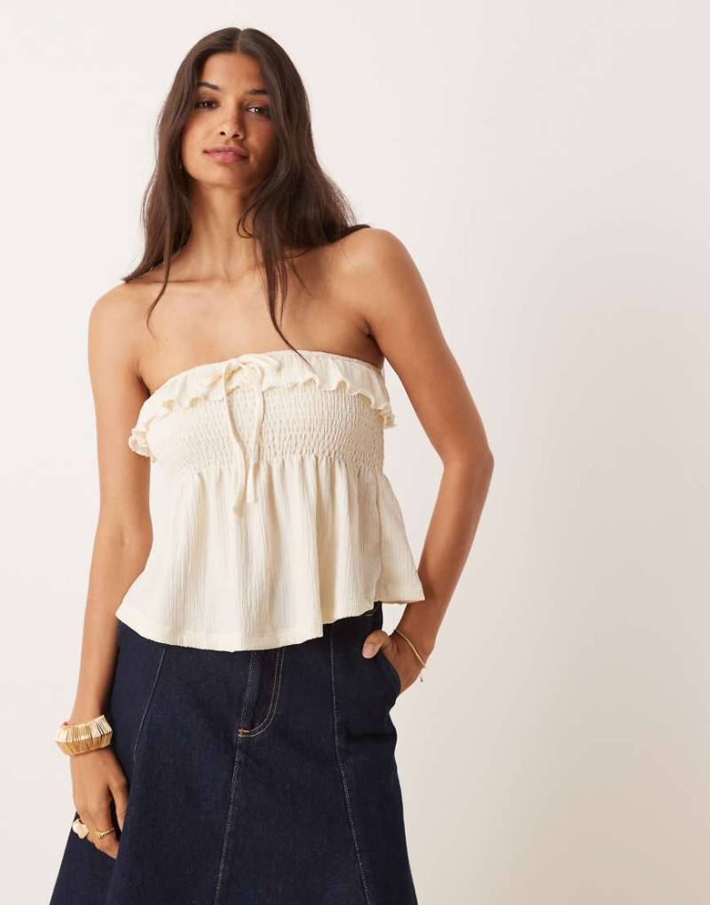 ASOS DESIGN - Gesmoktes, trägerloses Babydoll-Oberteil in Elfenbein mit Struktur und Bindedetail vorn-Weiß von ASOS DESIGN
