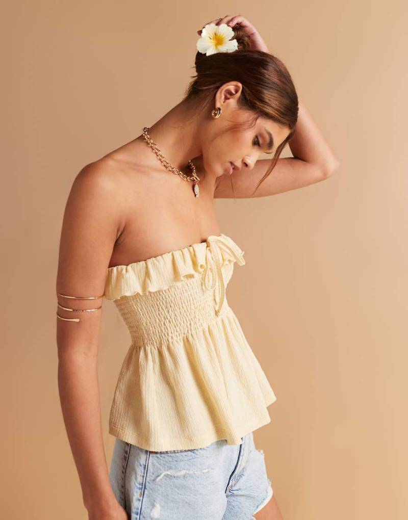 ASOS DESIGN - Gesmoktes, trägerloses Babydoll-Oberteil in Zitronengelb mit Struktur und gebundener Vorderseite von ASOS DESIGN