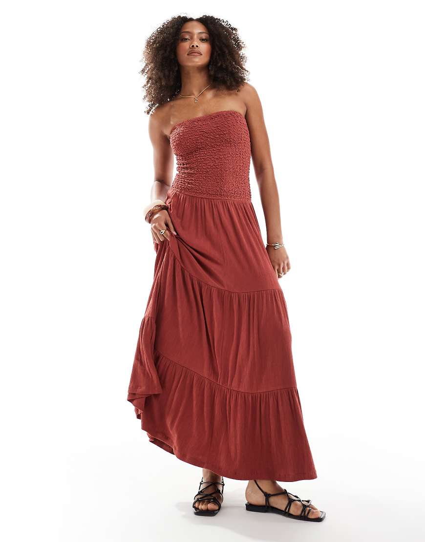 ASOS DESIGN - Gesmoktes, trägerloses Maxikleid in Rost mit Knitterstruktur und Stufen-Rot ASOS DESIGN - Gesmoktes, trägerloses Maxikleid in Rost mit Knitterstruktur und Stufen-Rot von ASOS DESIGN