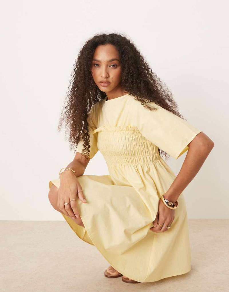 ASOS DESIGN - Gesmoktes, trapezförmiges Mini-Babydoll-Kleid in Buttermilchgelb von ASOS DESIGN