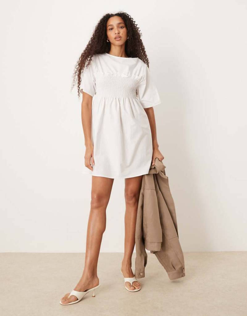 ASOS DESIGN - Gesmoktes, trapezförmiges Mini-Babydoll-Kleid in Weiß von ASOS DESIGN