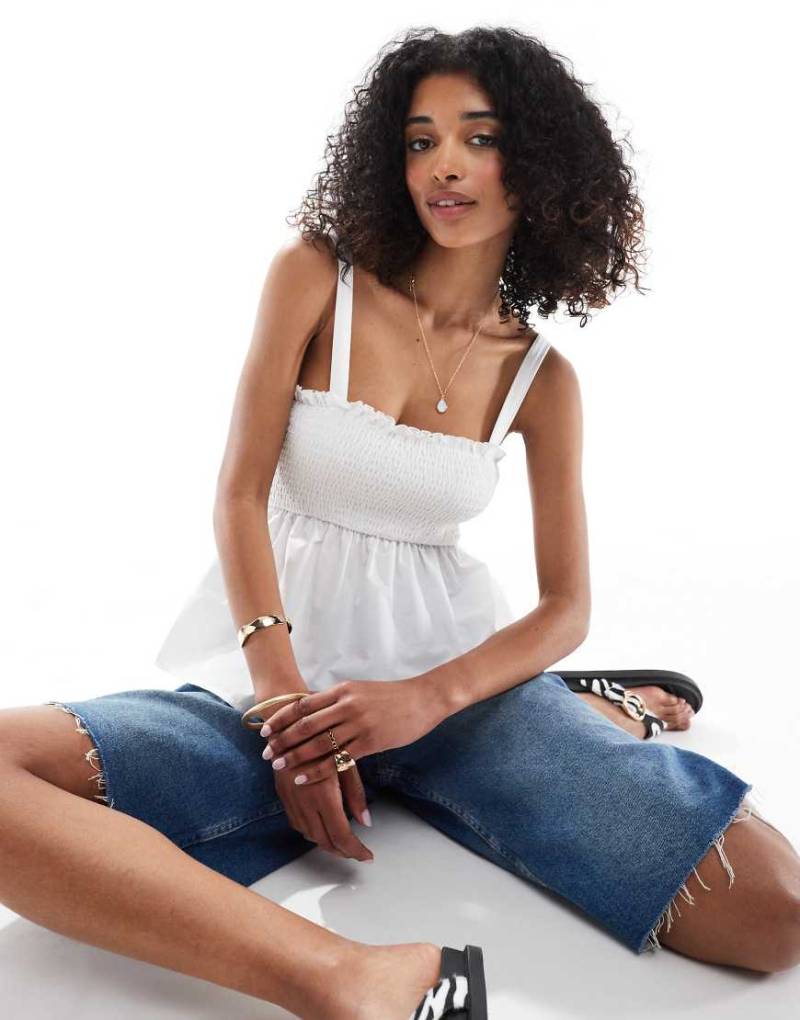 ASOS DESIGN - Gesmoktes Babydoll-Oberteil in Elfenbein aus Popeline-Mix-Weiß von ASOS DESIGN
