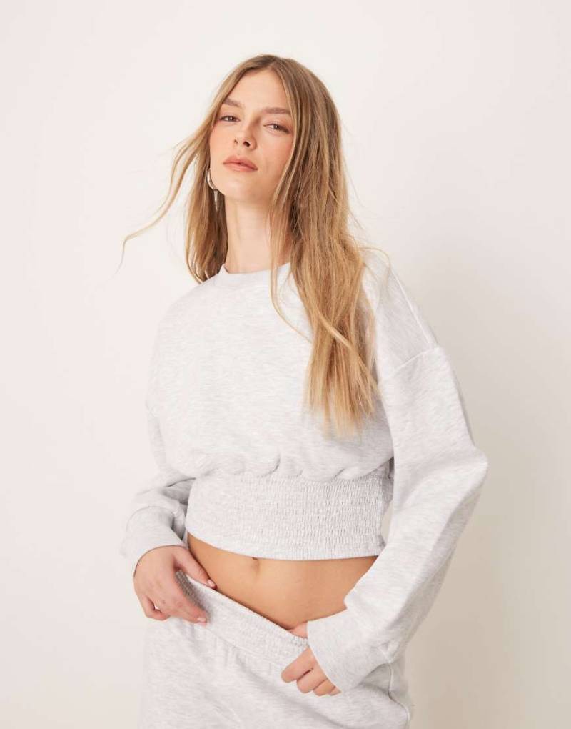 ASOS DESIGN - Gesmoktes Blouson-Sweatshirt in meliertem Grau von ASOS DESIGN