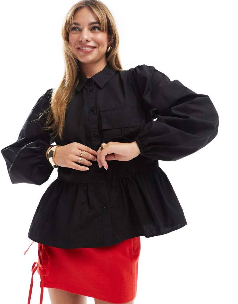 ASOS DESIGN - Gesmoktes Hemd aus Baumwoll-Popeline in Schwarz mit gebundener Brusttasche von ASOS DESIGN