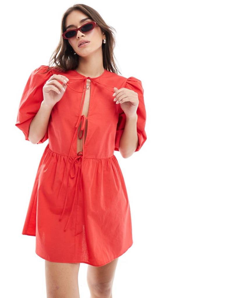 ASOS DESIGN - Gesmoktes Kleid in Rot aus Baumwoll-Popeline von ASOS DESIGN