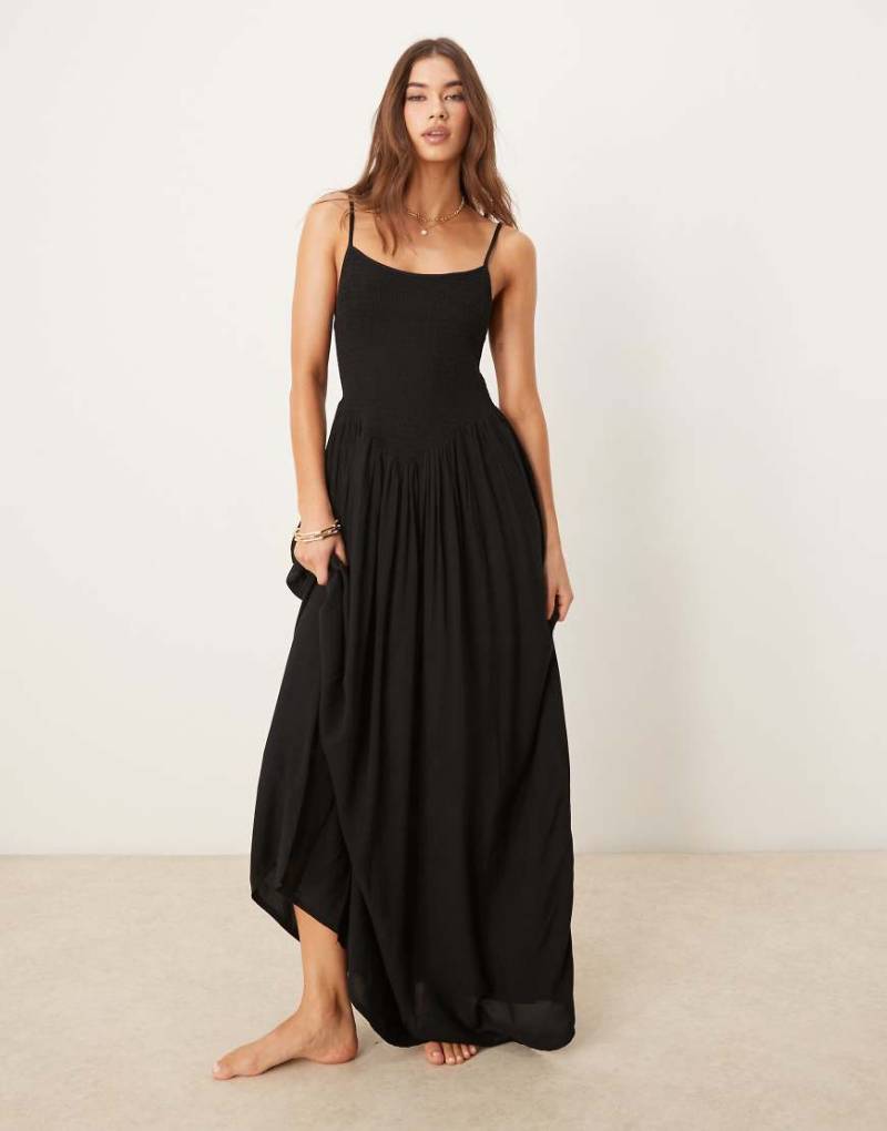 ASOS DESIGN - Gesmoktes Maxi-Strandkleid in Schwarz von ASOS DESIGN