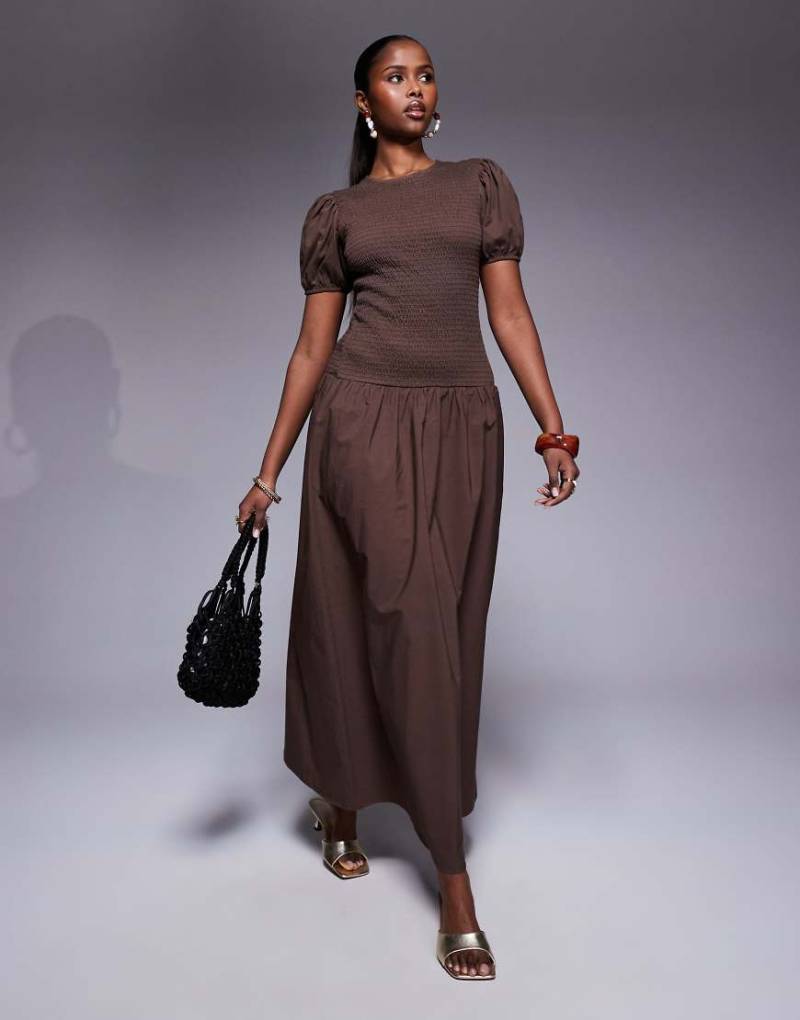 ASOS DESIGN - Gesmoktes Maxikleid in Braun mit tiefer Taille von ASOS DESIGN