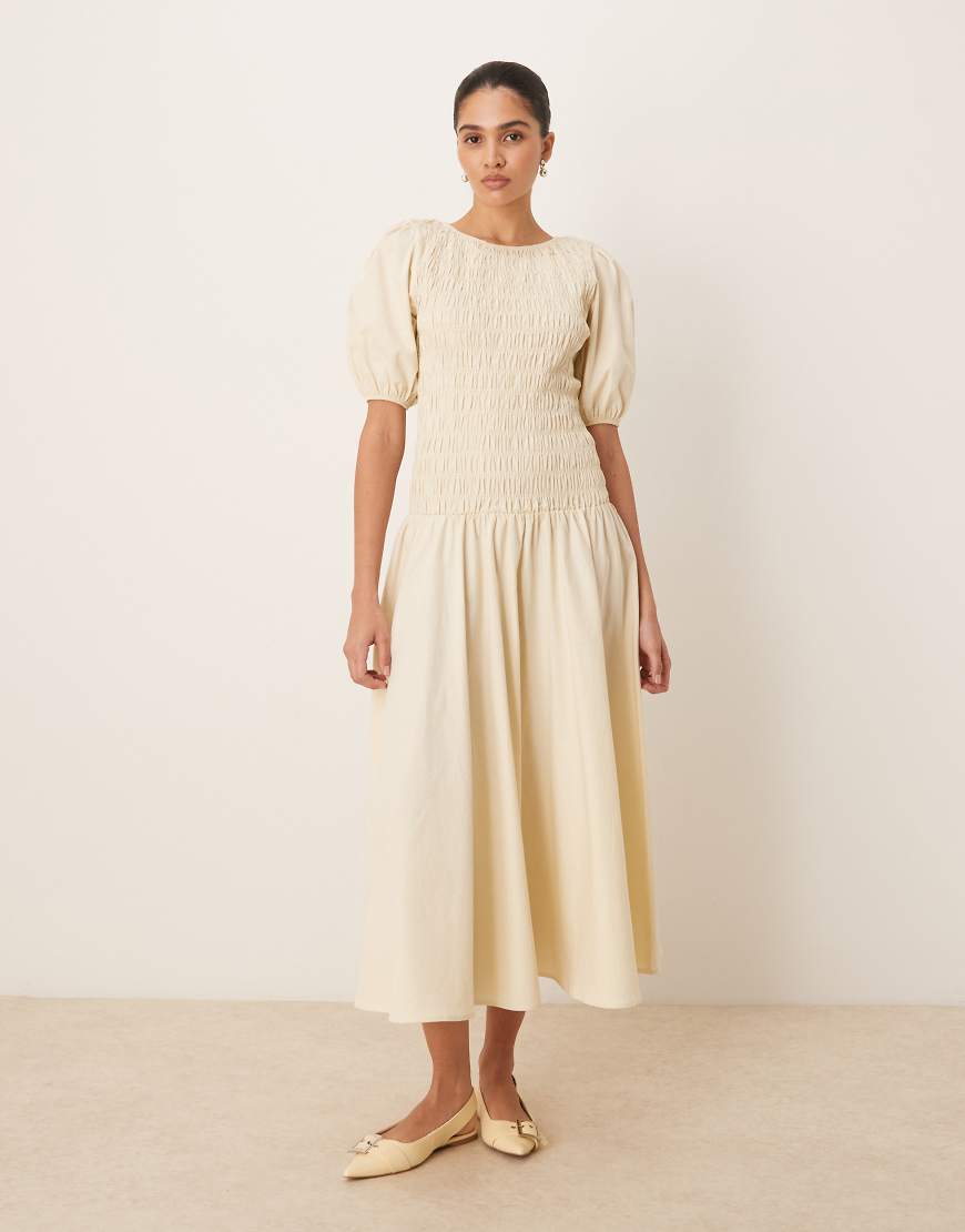 ASOS DESIGN - Gesmoktes Maxikleid in Ecru mit tiefer Taille-Weiß ASOS DESIGN - Gesmoktes Maxikleid in Ecru mit tiefer Taille-Weiß von ASOS DESIGN