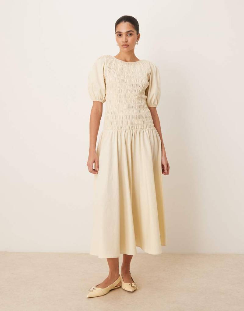 ASOS DESIGN - Gesmoktes Maxikleid in Ecru mit tiefer Taille-Weiß von ASOS DESIGN