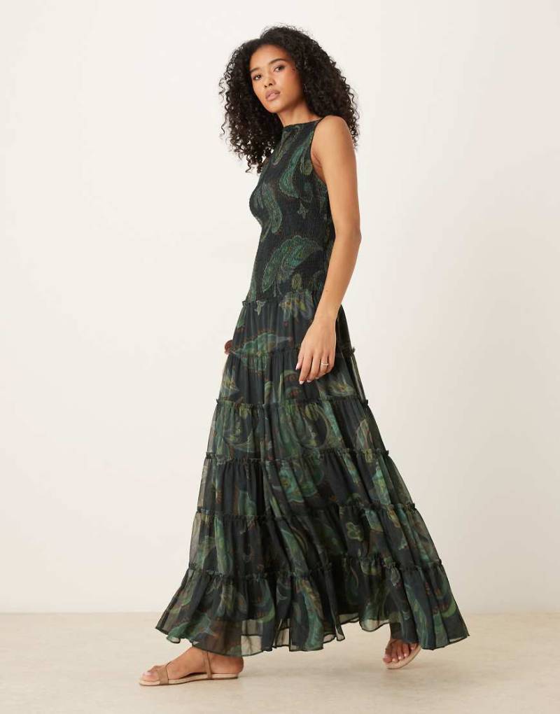 ASOS DESIGN - Gesmoktes Maxikleid in Grün mit Paisley-Print und U-Boot-Ausschnitt-Bunt von ASOS DESIGN