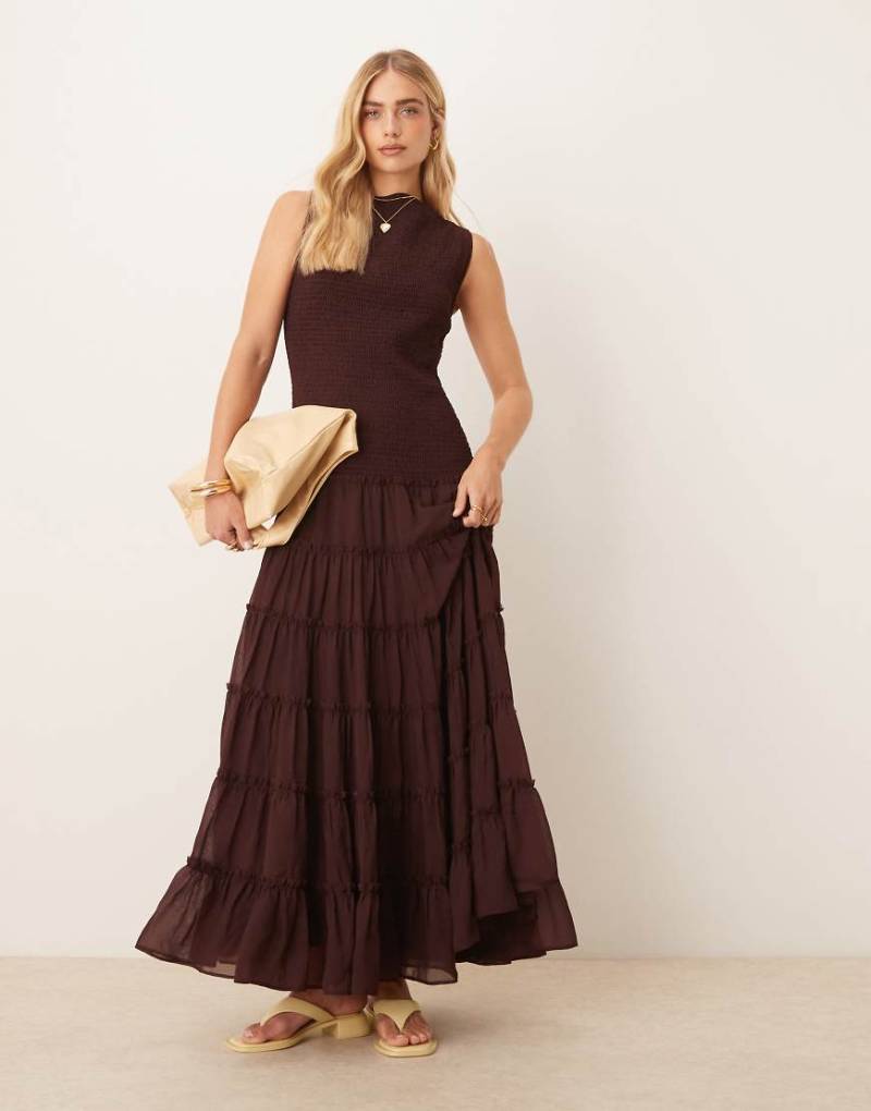ASOS DESIGN - Gesmoktes Maxikleid in Schokobraun mit U-Boot-Ausschnitt-Neutral von ASOS DESIGN