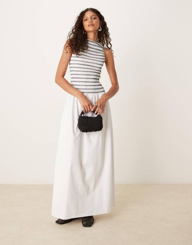 ASOS DESIGN - Gesmoktes Maxikleid in Weiß mit Kontrastnaht von ASOS DESIGN