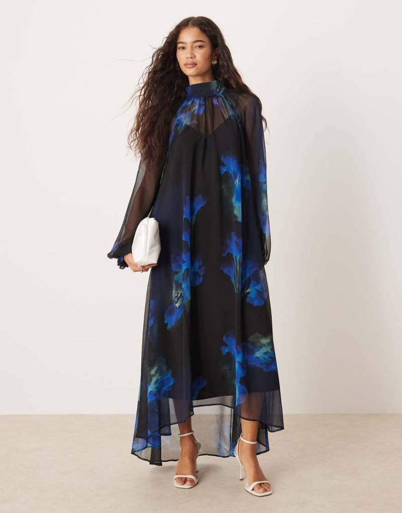 ASOS DESIGN - Gesmoktes Maxikleid mit Bindebändern am Ausschnitt, hinten längerem Saum und abstraktem Blumenmuster in Blau-Bunt von ASOS DESIGN