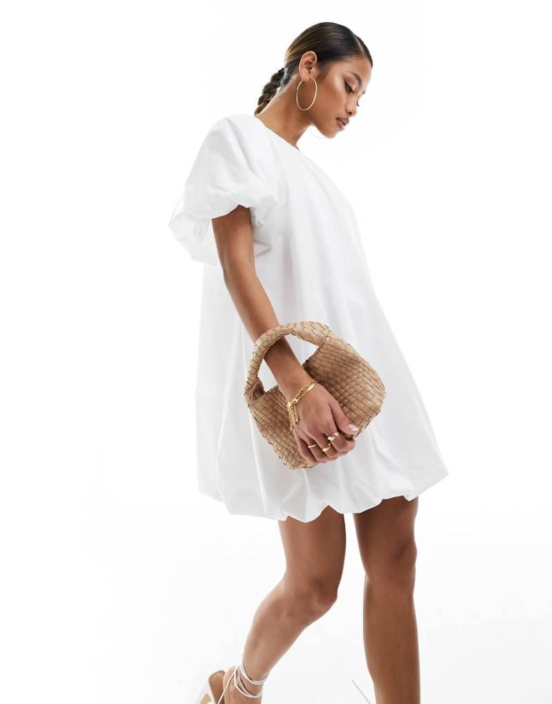 ASOS DESIGN - Gesmoktes Mini-Ballonkleid in Weiß von ASOS DESIGN