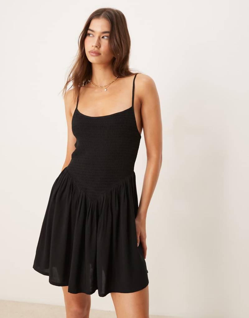 ASOS DESIGN - Gesmoktes Mini-Strandkleid in Schwarz von ASOS DESIGN