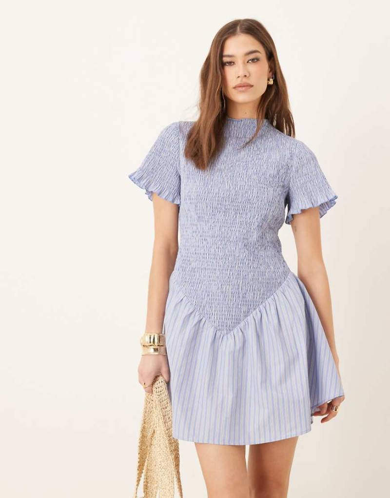 ASOS DESIGN - Gesmoktes Minikleid in Blau mit Streifen und Flatterärmeln von ASOS DESIGN