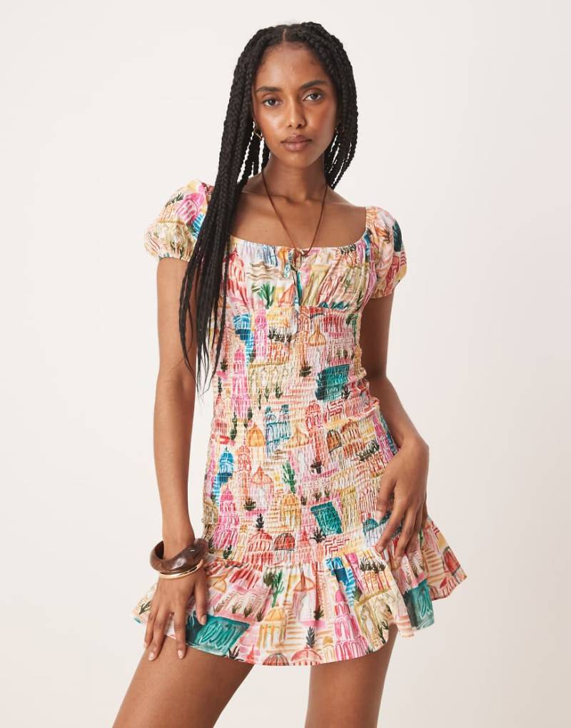 ASOS DESIGN - Gesmoktes Minikleid mit Carmen-Ausschnitt, Blumenmuster und gebundener Vorderseite-Bunt von ASOS DESIGN