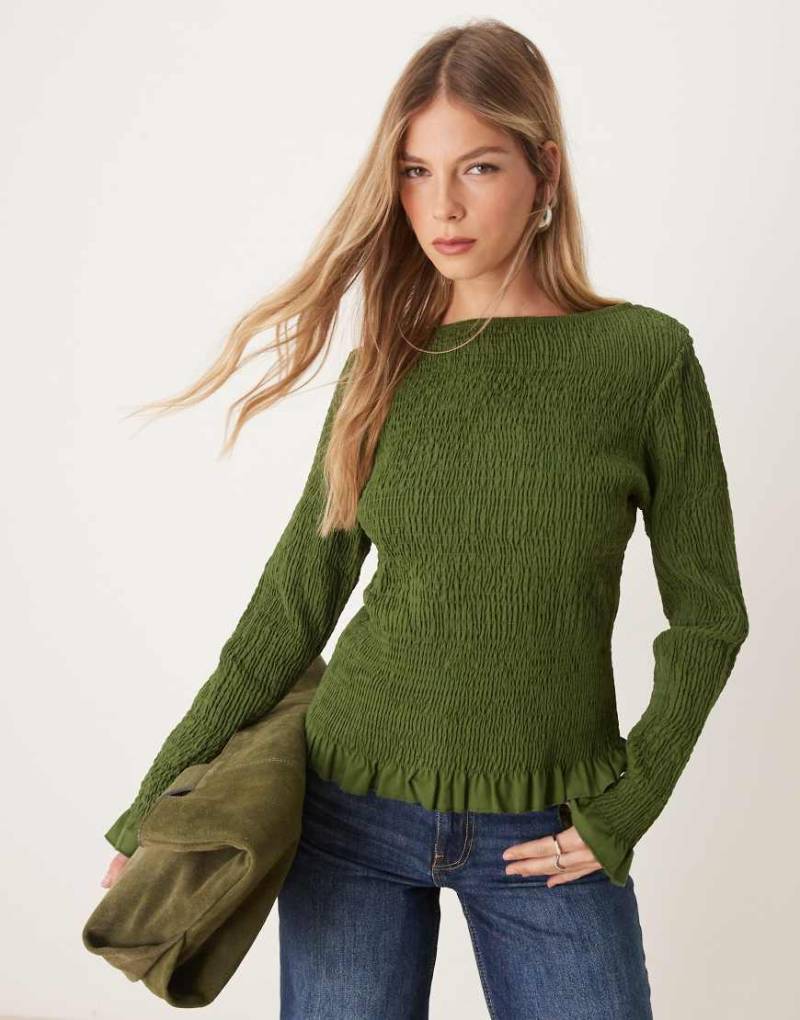 ASOS DESIGN - Gesmoktes Oberteil aus Popeline in Olivgrün mit U-Boot-Ausschnitt von ASOS DESIGN