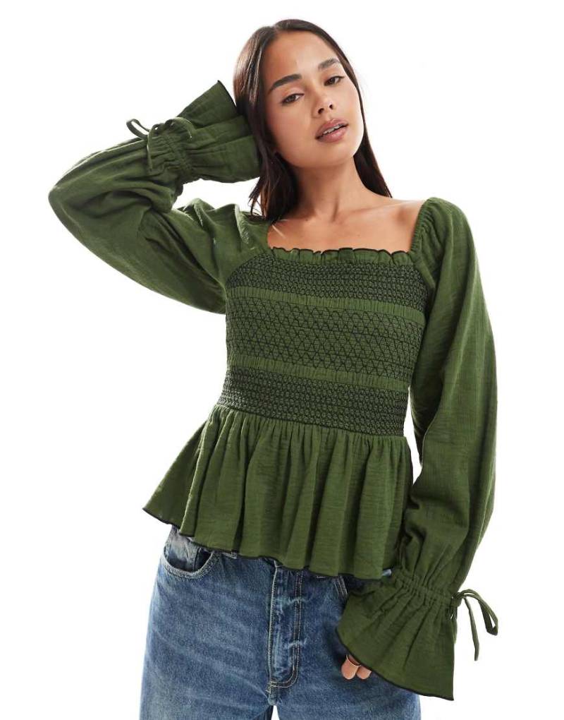 ASOS DESIGN - Gesmoktes Oberteil in Grün mit eckigem Ausschnitt und Kontrastnaht von ASOS DESIGN