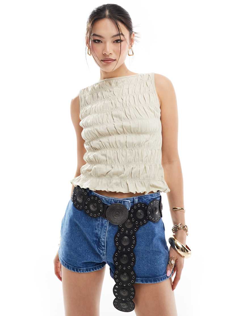 ASOS DESIGN - Gesmoktes Oberteil in Sand mit U-Boot-Ausschnitt-Weiß ASOS DESIGN - Gesmoktes Oberteil in Sand mit U-Boot-Ausschnitt-Weiß von ASOS DESIGN
