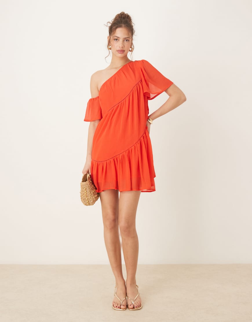 ASOS DESIGN - Gesmoktes One-Shoulder-Minikleid aus rotem Chiffon mit Lochmusterstreifen von ASOS DESIGN