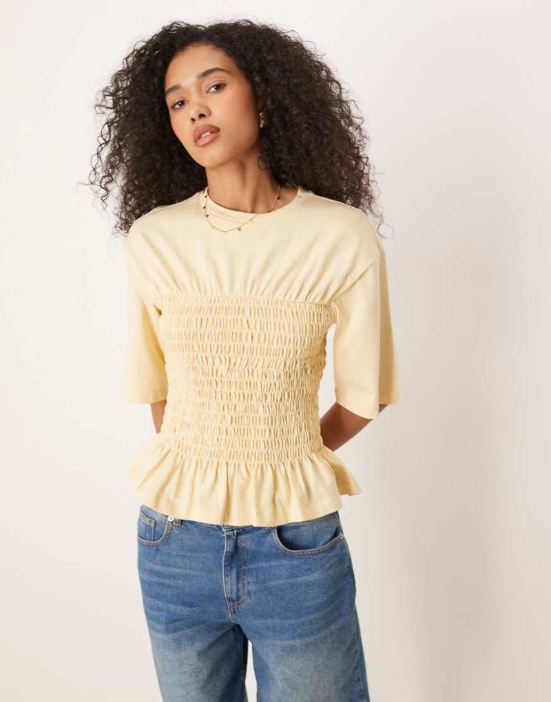 ASOS DESIGN - Gesmoktes T-Shirt-Oberteil in Buttermilchgelb von ASOS DESIGN
