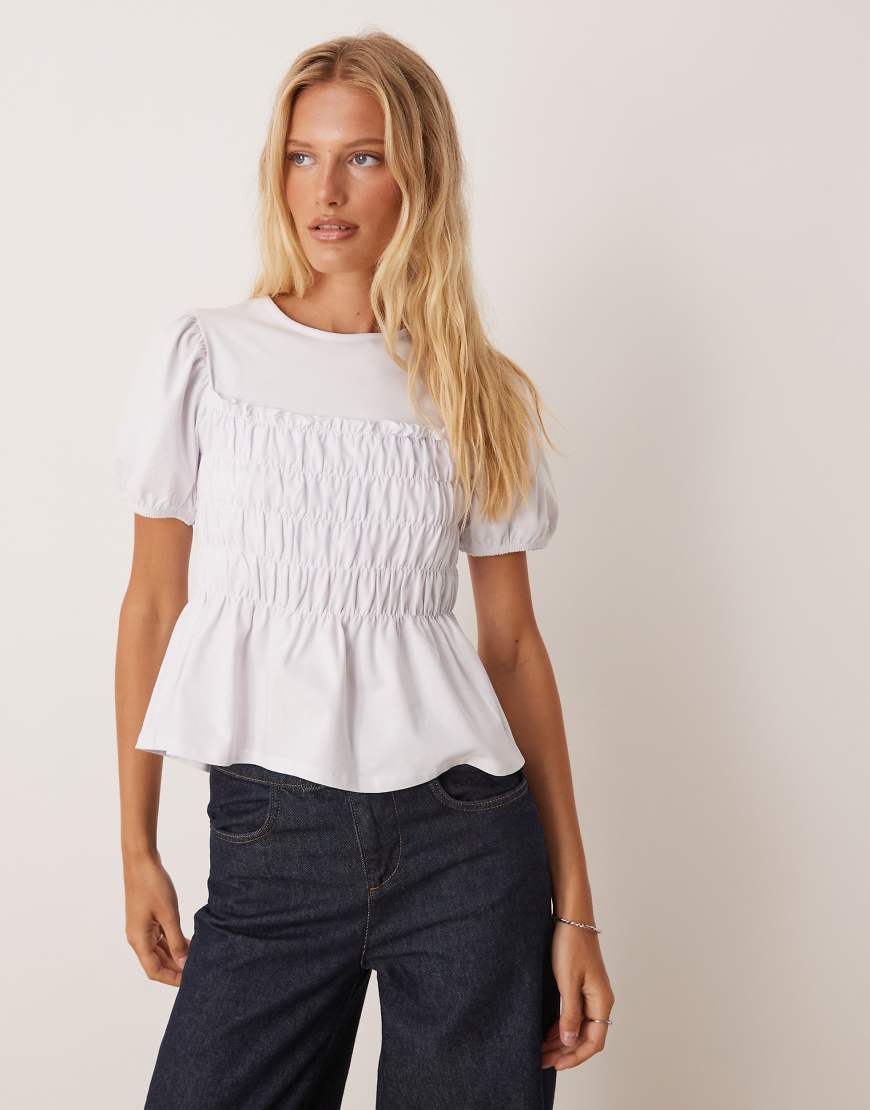 ASOS DESIGN - Gesmoktes T-Shirt in Weiß ASOS DESIGN - Gesmoktes T-Shirt in Weiß von ASOS DESIGN
